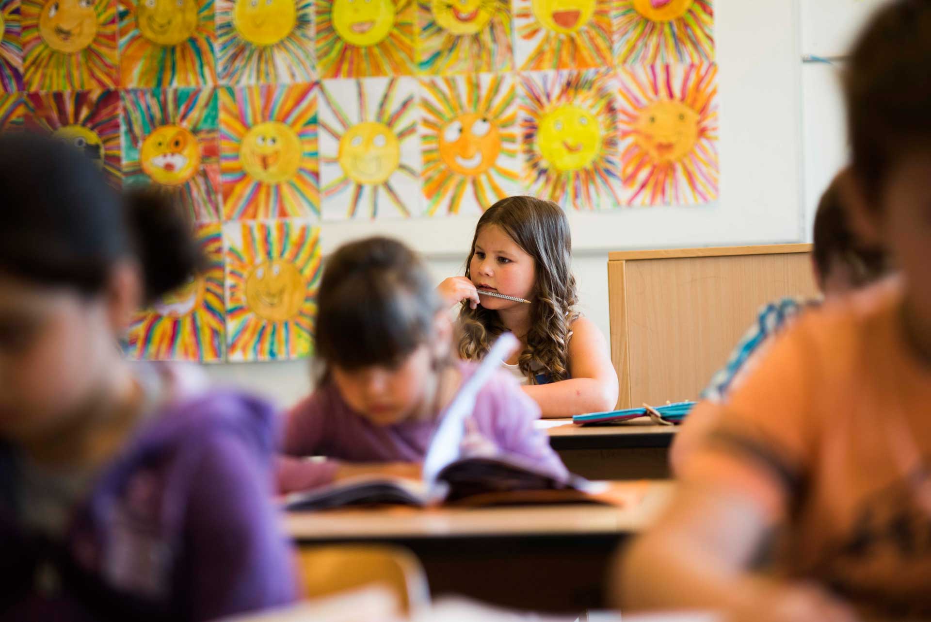 Kinder lernen gemeinsam in einem farbenfrohen Klassenraum